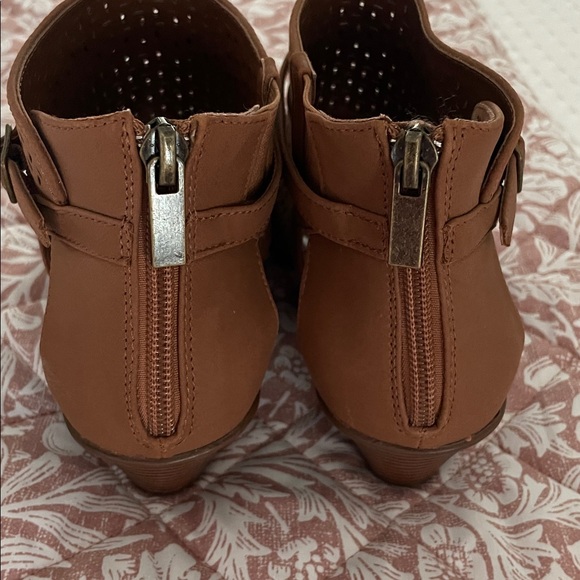 Easy Street Sz 6W Caramel Brown Peep-Toe Ankle Boots Shooties Zip Back - Picture 6 of 12